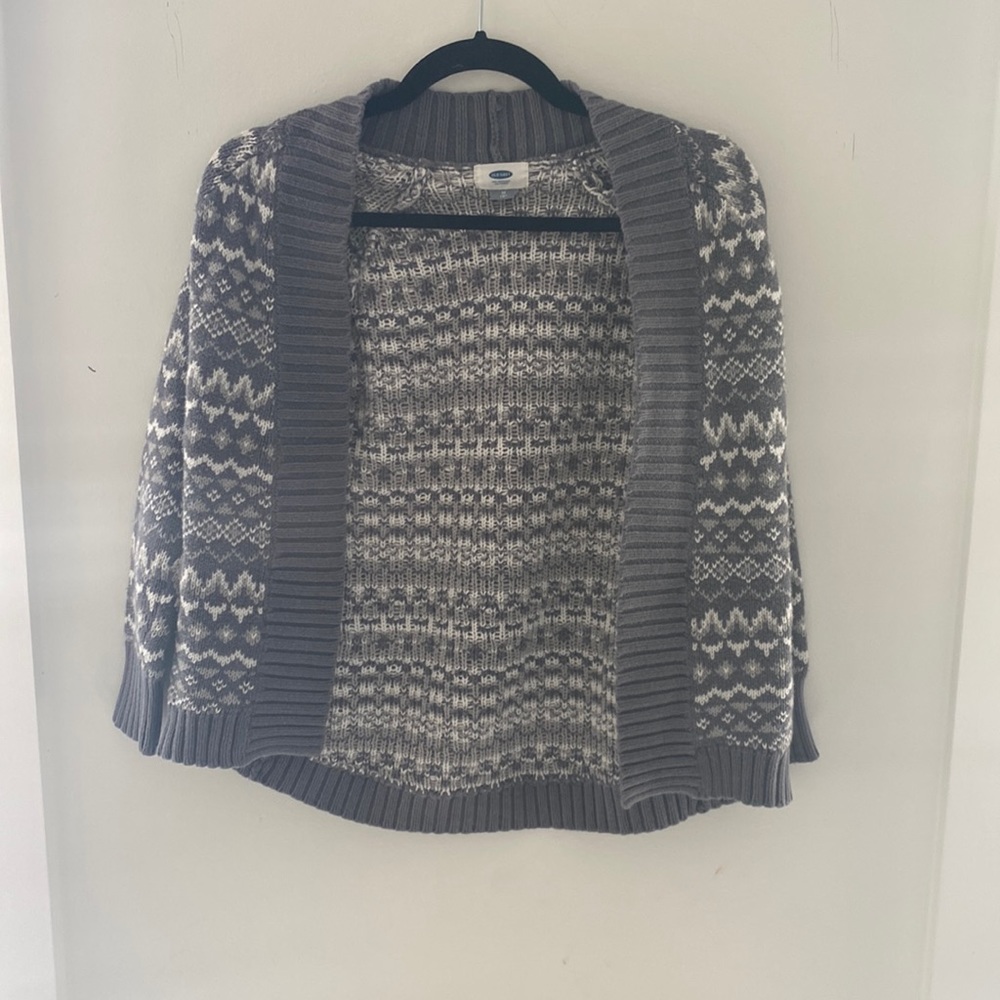 Kids grey patterned sweater.